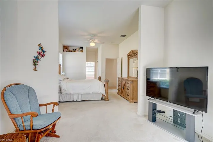 Master with sitting area