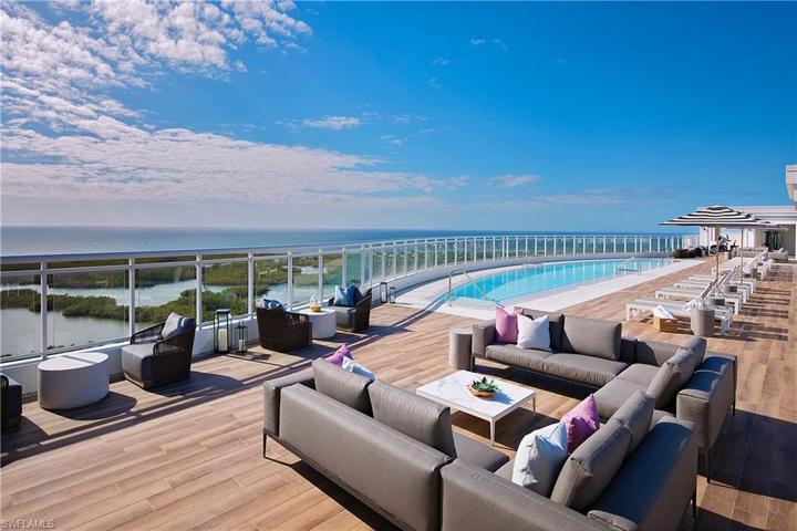 Rooftop Pool & View