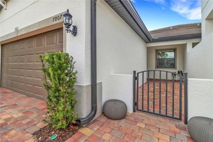 Paver driveway and courtyard entry