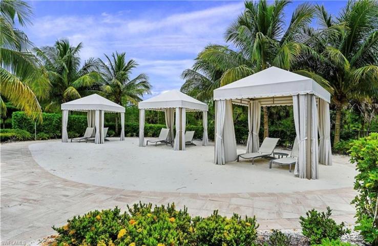 Beach w/ Daybeds