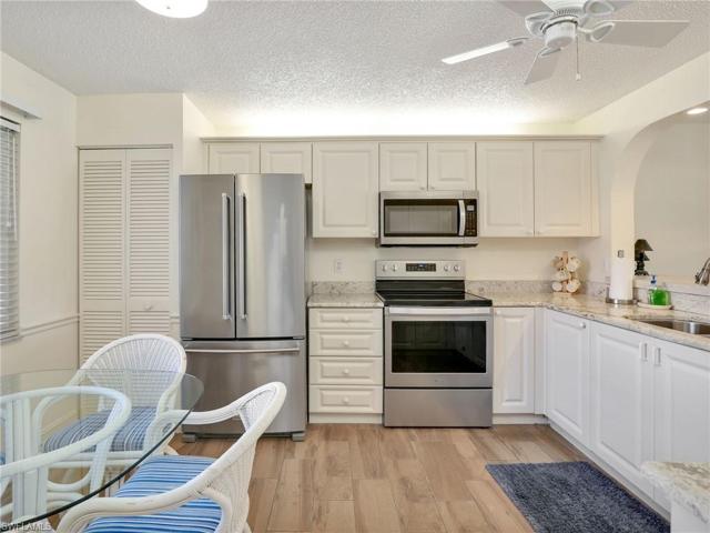 Upgraded Kitchen W/ Pantry & Wood Look Tile Flooring