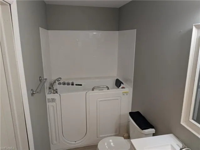 5652 Foxlake Dr, North Fort Myers, Florida 33917
