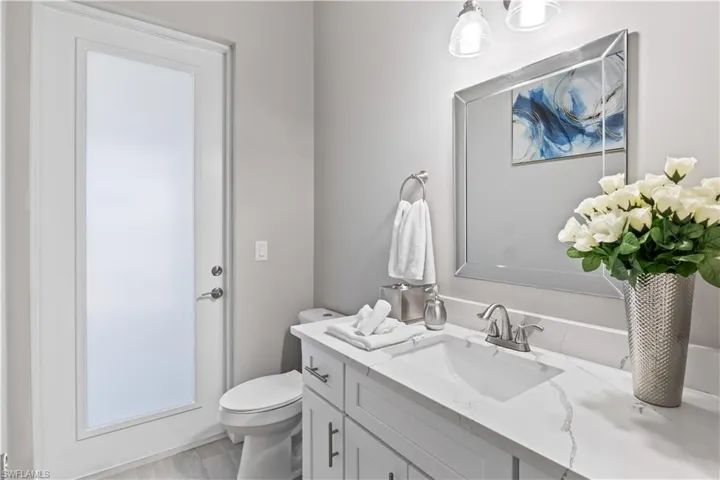 Pool bath - functional and direct access from the lanai!