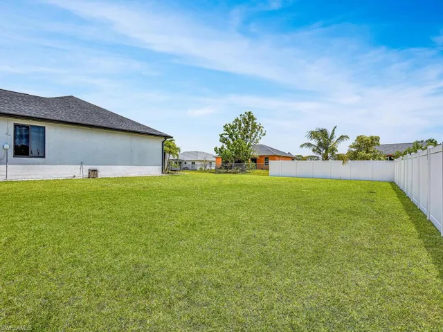 Huge Side Yard