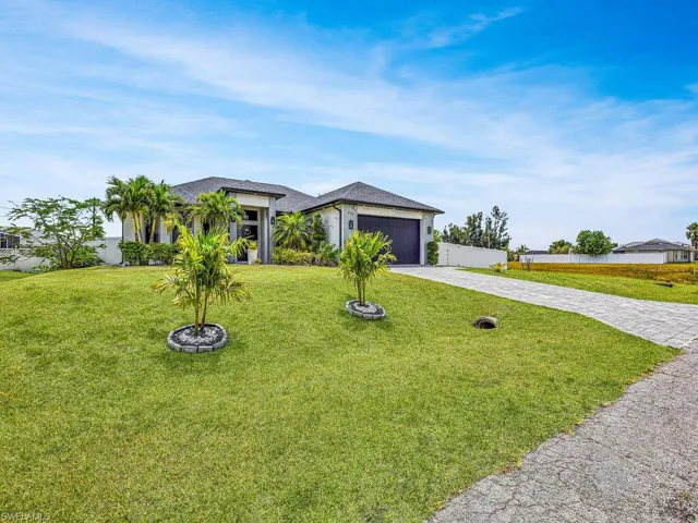 Huge Yard w/ Tropical Landscaping