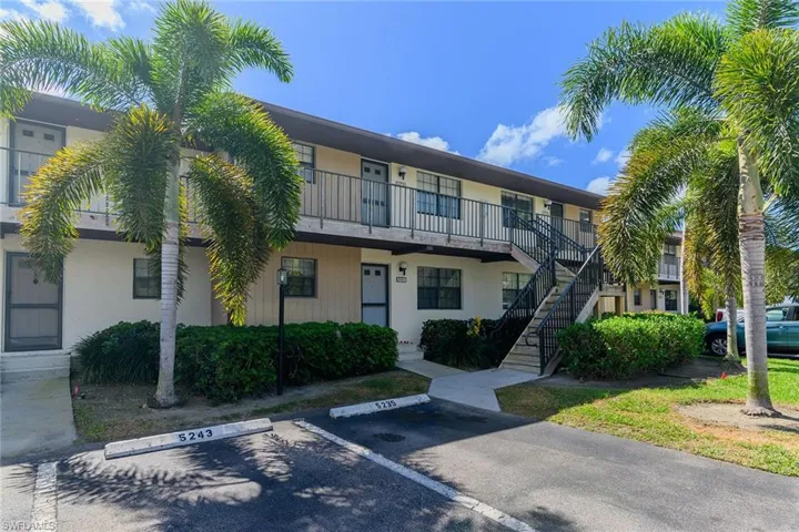 5245  Treetops  DR, Naples, FL 34113