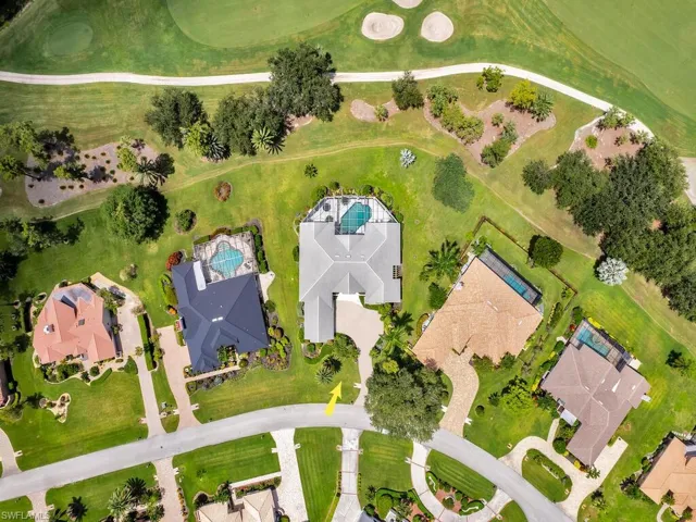 Bird's eye view of a golf course
