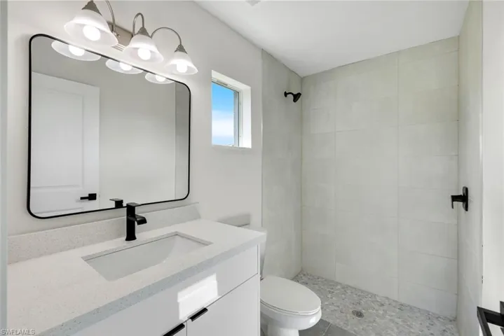 optional second owner's suite - private bath/segundo dormitorio principal - bano privado