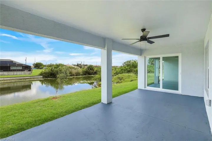 lanai grande con vistas al agua