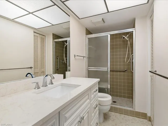 Master Bathroom w/ Updated Vanity