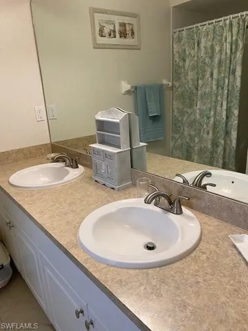 Double sink vanity in main bedroom bath