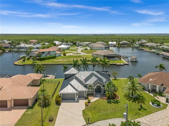 Welcome to 4012 SW 29th Avenue during the day!