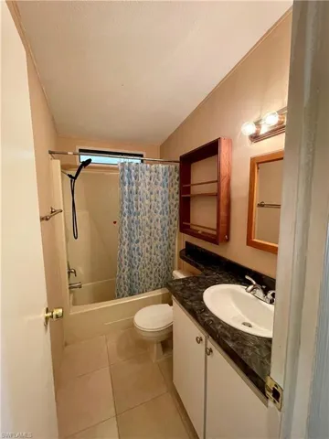 Guest bathroom with shower / bath combo