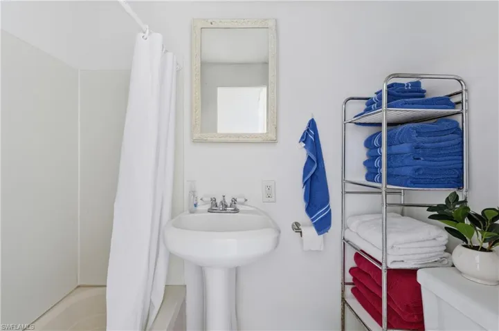 17 Jade Dr 17j, Naples, Florida 34114