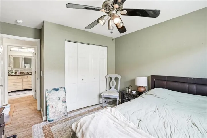 Ceiling fan with integrated lighting, wood-finish flooring, bi-fold closet doors, and recessed lighting