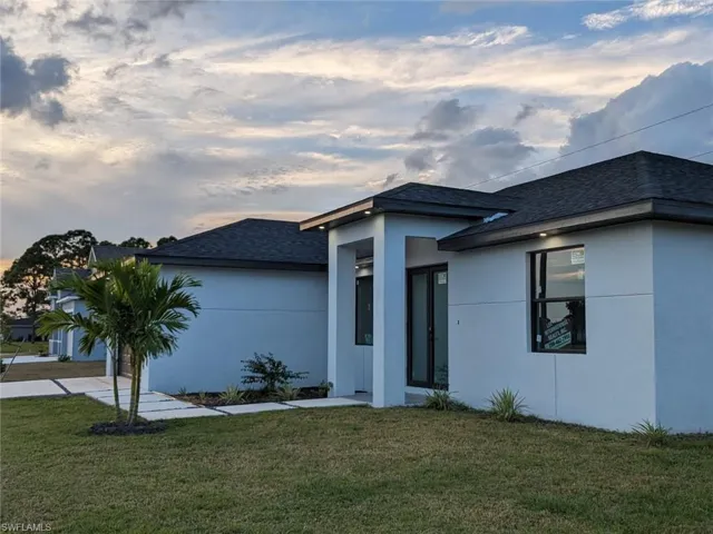 View of front facade featuring a front yard