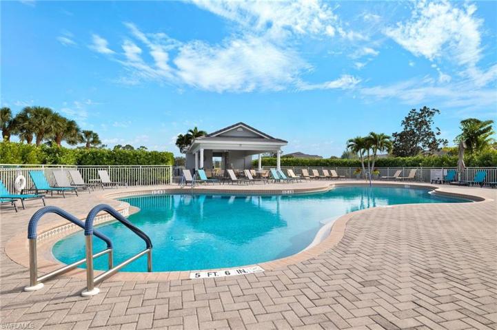 The exclusive Ashton Oaks pool is just a short walk away