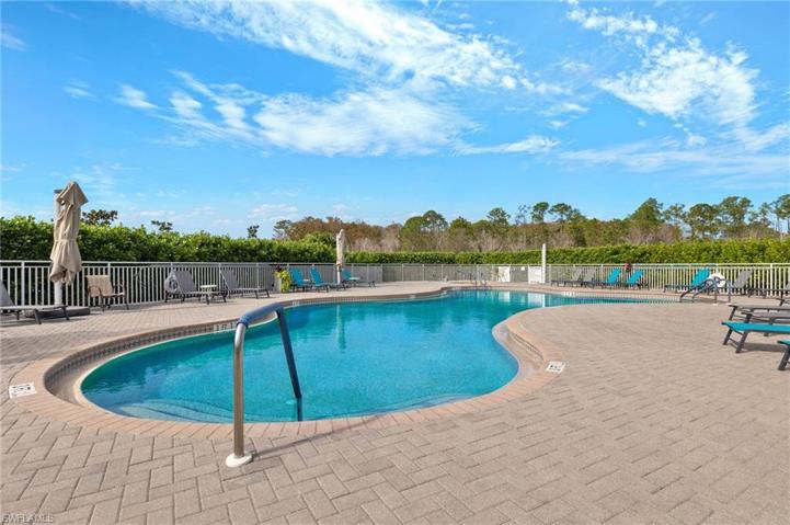 The exclusive Ashton Oaks pool is just a short walk away