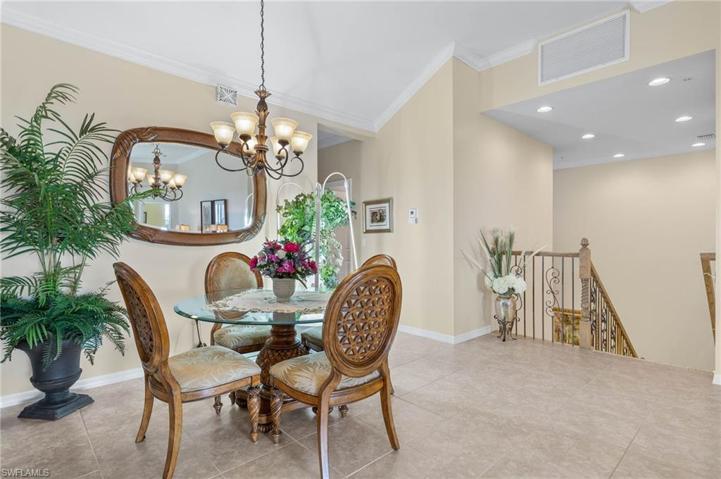 The primary dining room is 10' x 9'
