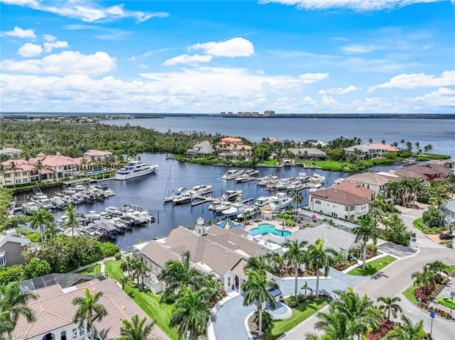 Bird's eye view featuring Waterfront clubhouse and marina view