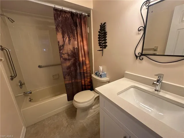 Full bathroom featuring toilet, vanity, and shower / bath combo