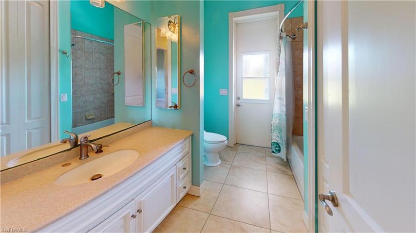 Primary suite toilet room