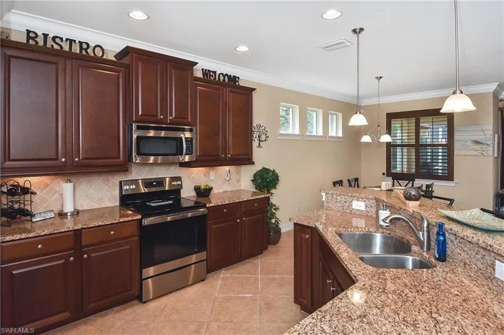 LARGE KITCHEN FOR ENTERTAINING