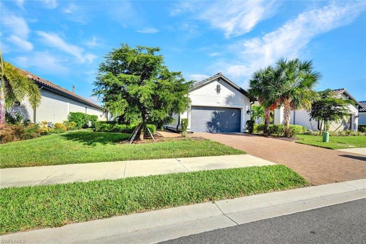 Welcome home to 11760 Canal Grande Dr Fort Myers
