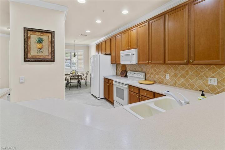 4884 Hampshire CT # 202, NAPLES FL 34112