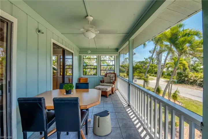 Sunroom with ceiling fan