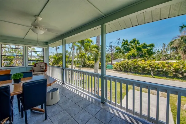 Sunroom with ceiling fan