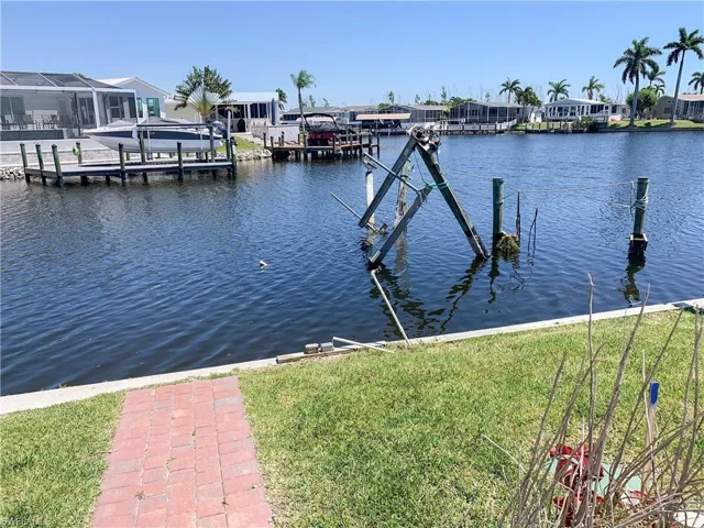 Beautiful Open Canal Views