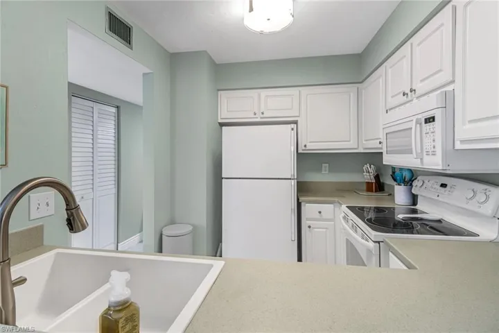 1025 Foxfire LN # 301, NAPLES FL 34104