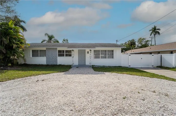 Ranch-style house with a front yard