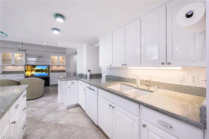 KITCHEN FAMILY ROOM