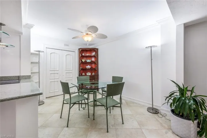SPACIOUS EATING AREA IN KITCHEN