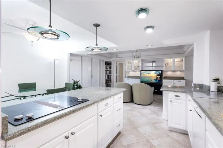 KITCHEN FAMILY ROOM