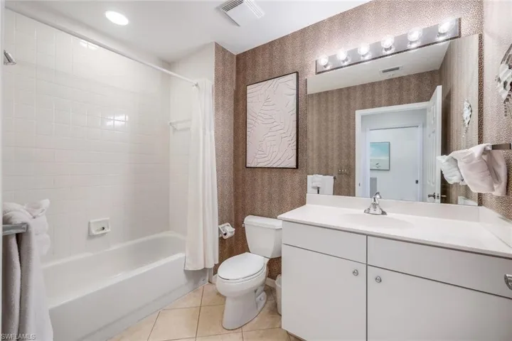 470 Launch Cir V-604, Naples, Florida 34108