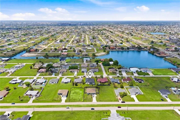 A bird’s-eye perspective highlights the home’s impressive footprint and inviting outdoor features.