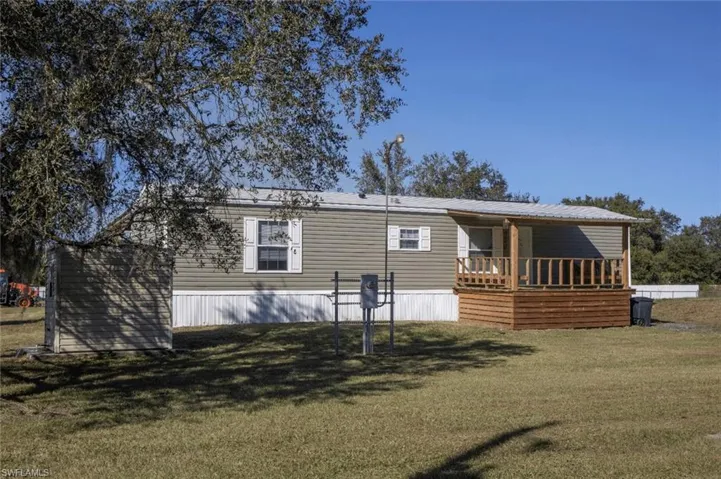 Manufactured / mobile home with a front yard