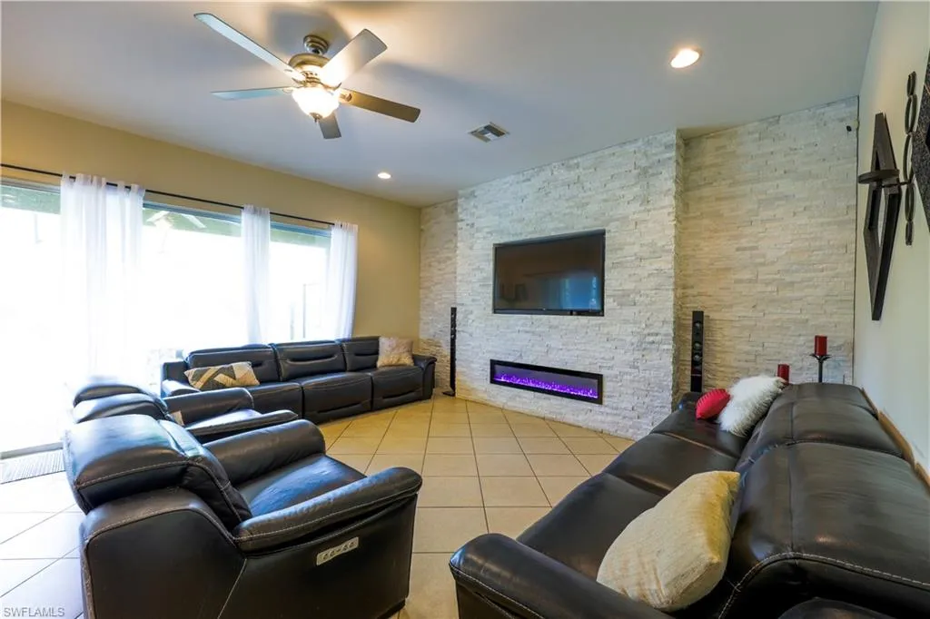 3330 Banyon Hollow LOOP, North Fort Myers, FL 33903,225063677