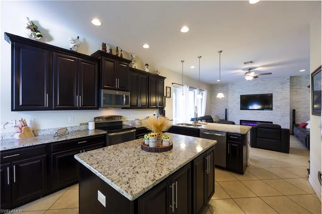 3330 Banyon Hollow LOOP, North Fort Myers, FL 33903,225063677