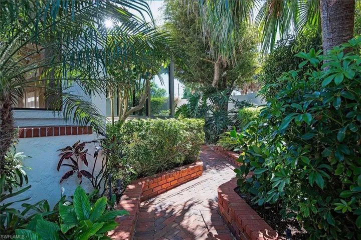 532  Bay Villas  LN, Naples, FL 34108