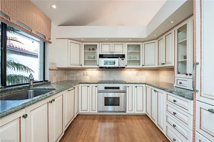 532  Bay Villas  LN, Naples, FL 34108