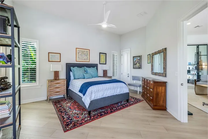 Guest Bedroom with En Suite Bathroom/Pool Bath