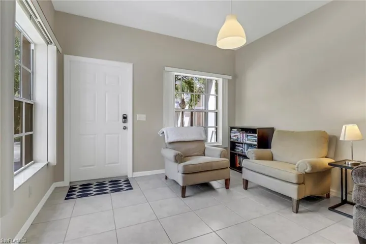 Foyer featuring light tile patterned floors and baseboards