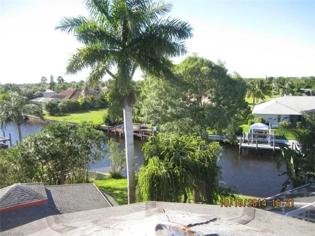 About Balcony View over the canal with a very nice neighborhood