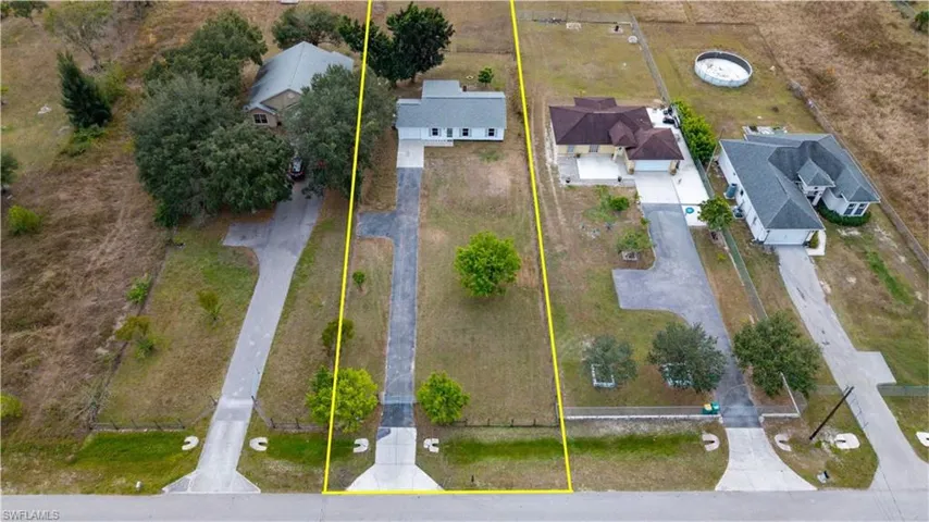 Aerial view of residential area featuring property parcel outlined
