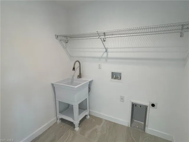 Laundry area with electric dryer hookup and washer hookup