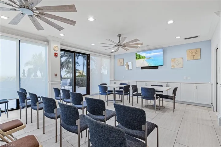Dining space featuring visible vents, crown molding, recessed lighting, and a ceiling fan